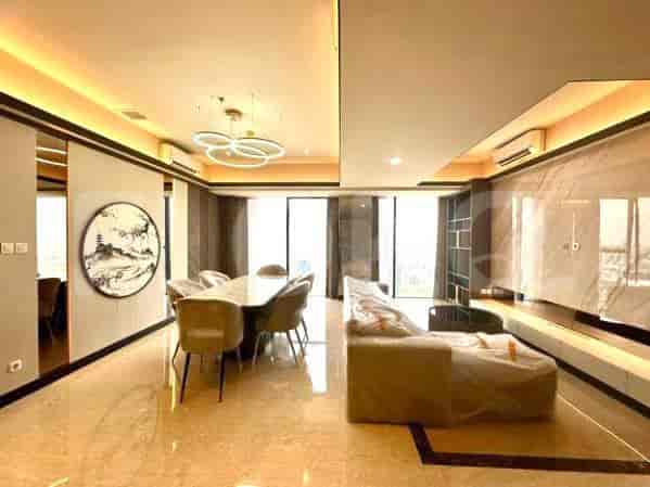 Area ruang tamu dan makan mewah yang menampilkan dekorasi elegan dengan pencahayaan modern.