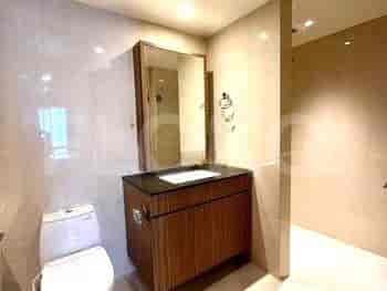Kamar mandi yang lengkap dengan meja rias modern dan toilet.