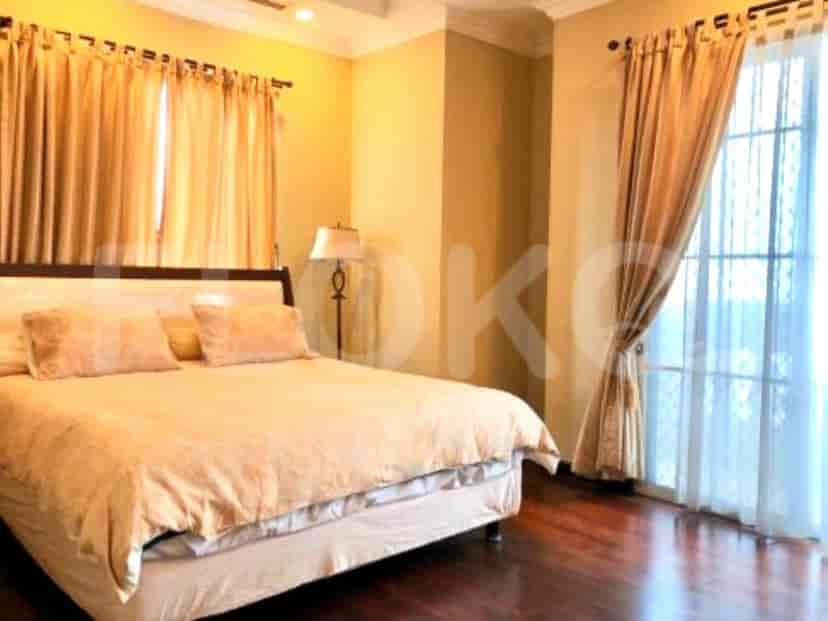 Kamar tidur yang nyaman dengan tempat tidur dengan sprei dan gorden berwarna krem.