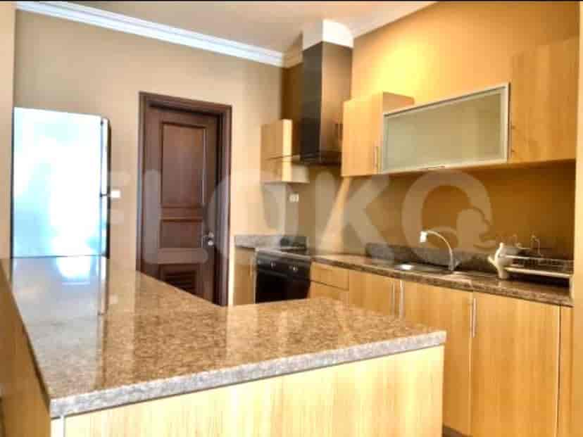 Dapur dengan lemari kayu, meja granit, dan peralatan built-in.