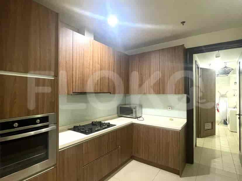 Dapur modern dengan lemari kayu dan peralatan terpasang.