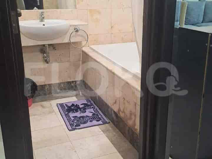 Kamar mandi dengan bathtub dan wastafel.