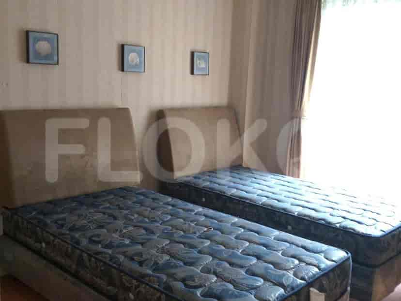 Bedroom with twin beds and artwork.
