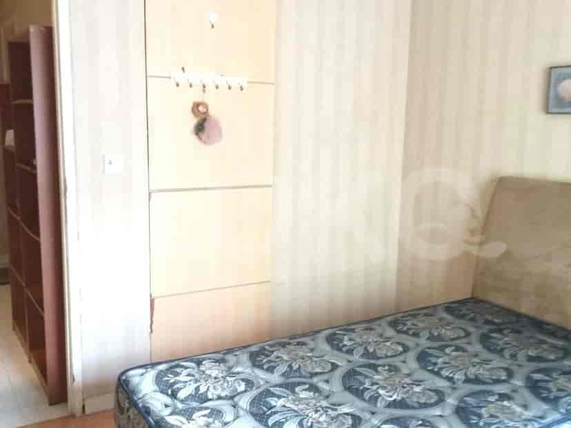 Bedroom with a single bed and a wardrobe.