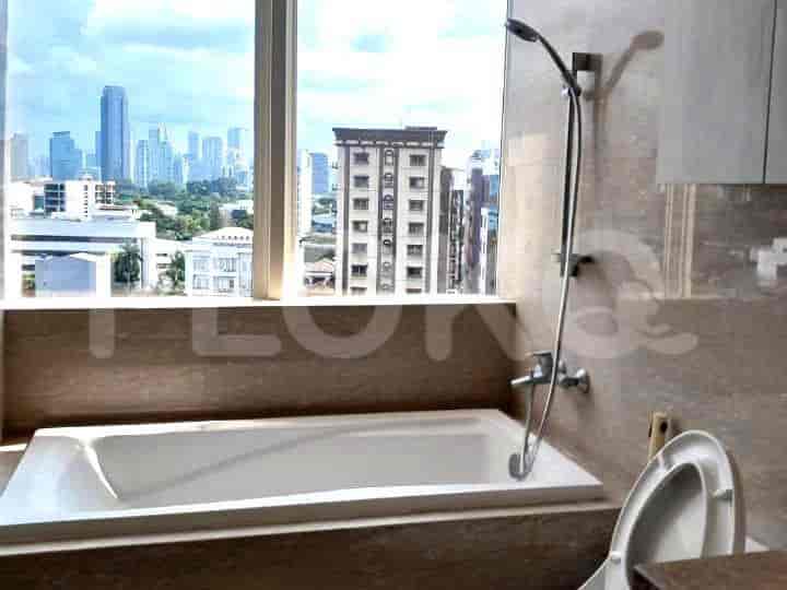 Kamar mandi dengan bak mandi dan pemandangan kota.