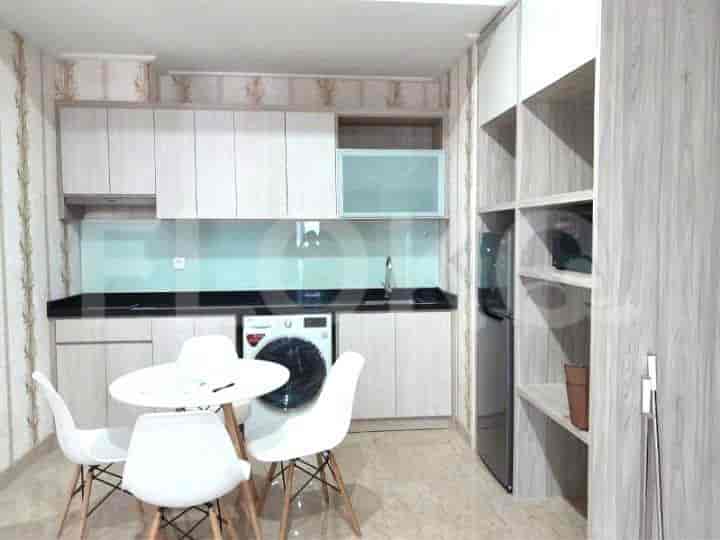 Dapur modern dengan peralatan dan area makan.