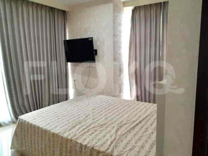 Kamar tidur dengan tempat tidur dan TV yang dipasang di dinding.