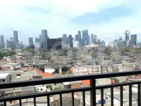 Pemandangan kota dari balkon.