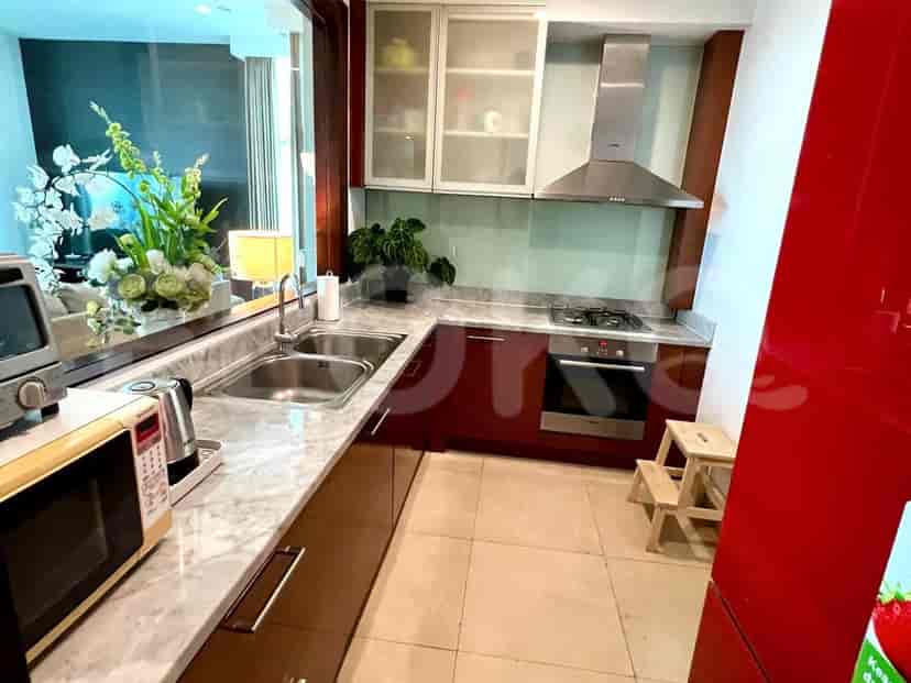 Dapur modern dengan lemari, peralatan, dan kompor.