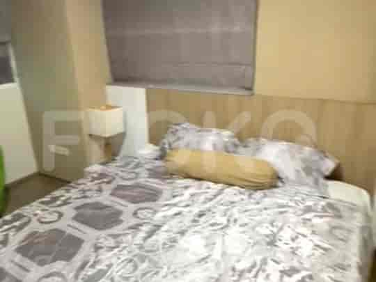 Kamar tidur yang nyaman dengan tempat tidur ganda, nada netral, dan lampu samping tempat tidur.