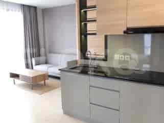 Dapur yang lengkap dengan lemari dan meja.