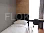 Kamar tidur kecil dengan tempat tidur single.