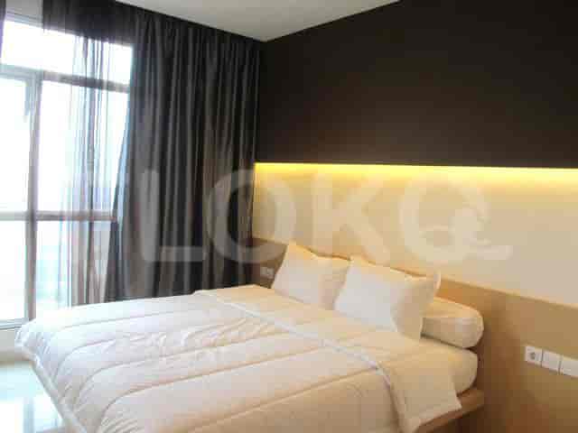Kamar tidur modern dengan tempat tidur ukuran queen, nuansa netral, dan jendela besar.