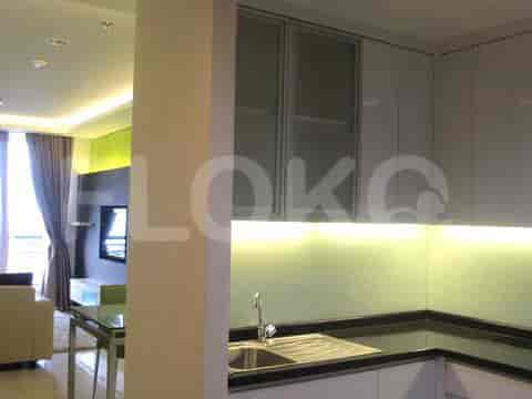 Dapur modern dengan lemari putih mengkilap dan peralatan stainless steel.