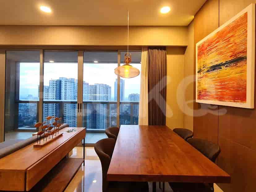 Ruang makan yang elegan dengan meja kayu besar, pemandangan kota, dan karya seni.