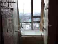 Kamar mandi dengan bathtub, shower, dan jendela.