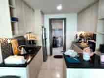 Dapur modern dengan lemari dan peralatan.