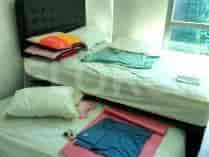Kamar tidur kecil dengan tempat tidur.