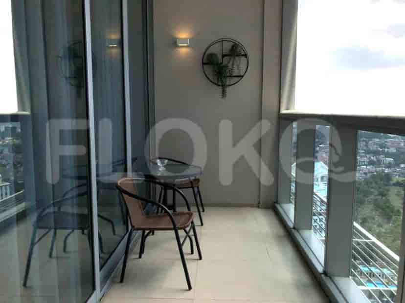 Balkon dengan meja kecil dan kursi, menawarkan ruang luar dengan pemandangan.