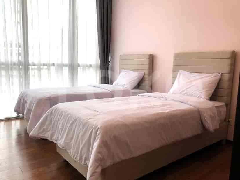 A bedroom with two twin beds.