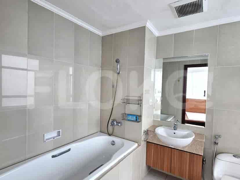 Bathroom with a bathtub, sink, and mirror.