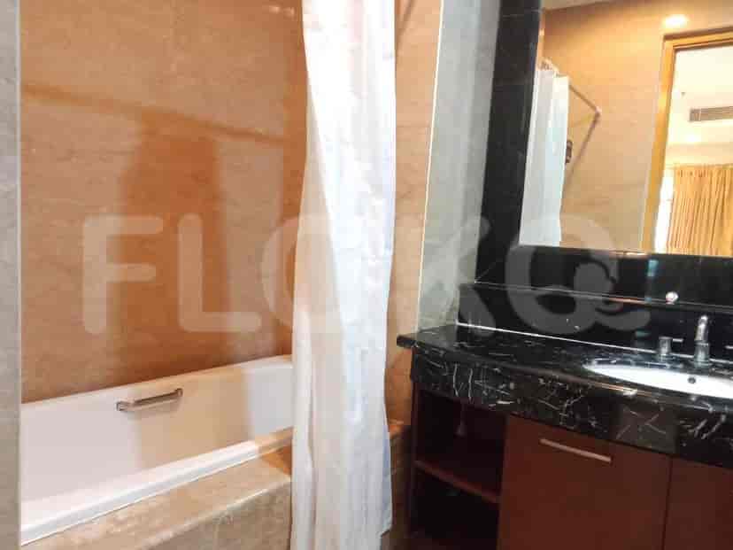 Kamar mandi dengan bathtub, cermin, dan meja rias.
