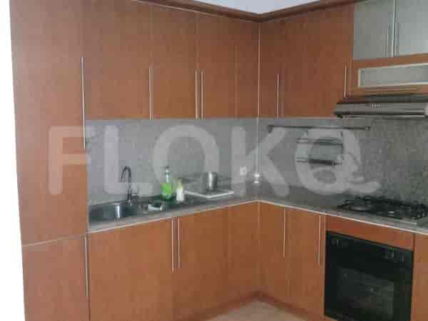 Dapur modern dengan lemari kayu dan peralatan stainless steel.