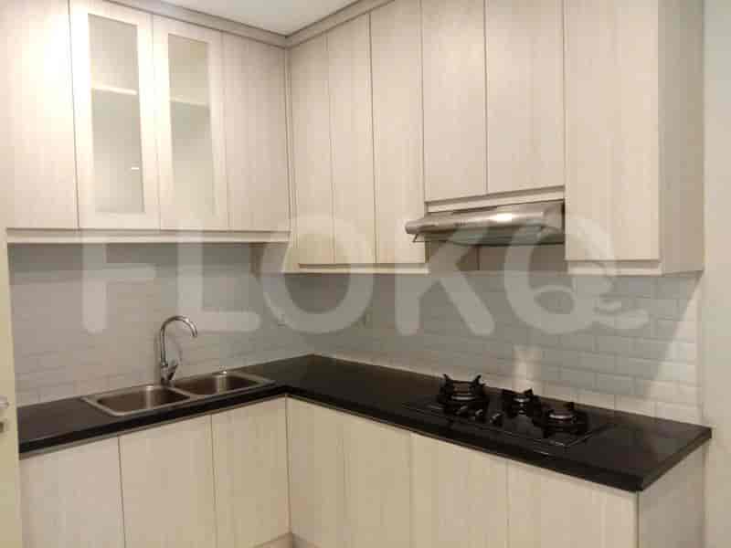 Dapur dengan lemari, peralatan, dan bak cuci piring.