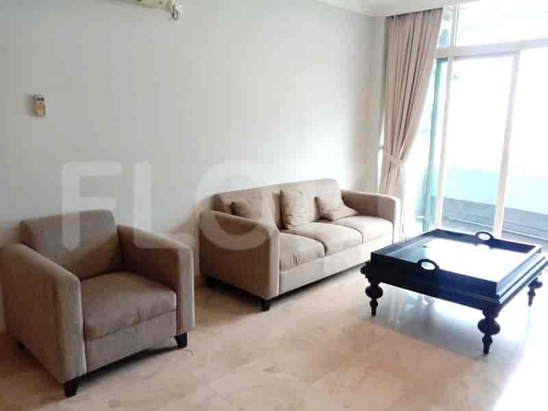 Ruang tamu berperabotan dengan sofa, kursi berlengan, dan meja kopi.
