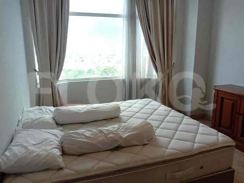 Kamar tidur dengan tempat tidur, gorden, dan lemari.