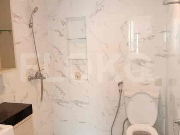 Kamar mandi dengan toilet, pancuran, dan bak cuci.
