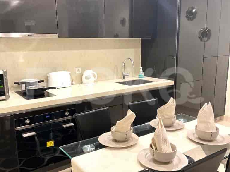Dapur modern dengan lemari, meja makan, dan peralatan.