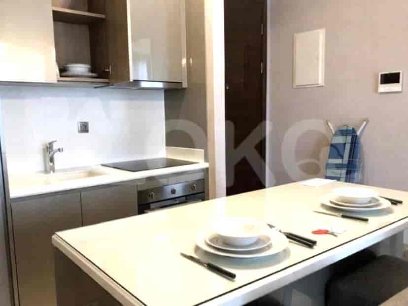 Dapur modern dengan meja makan.