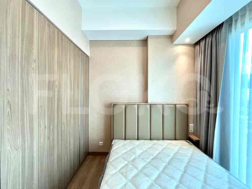 Kamar tidur modern dengan tempat tidur dan lemari.