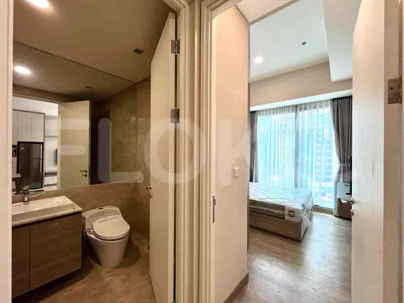 Pemandangan ke kamar tidur dan kamar mandi.
