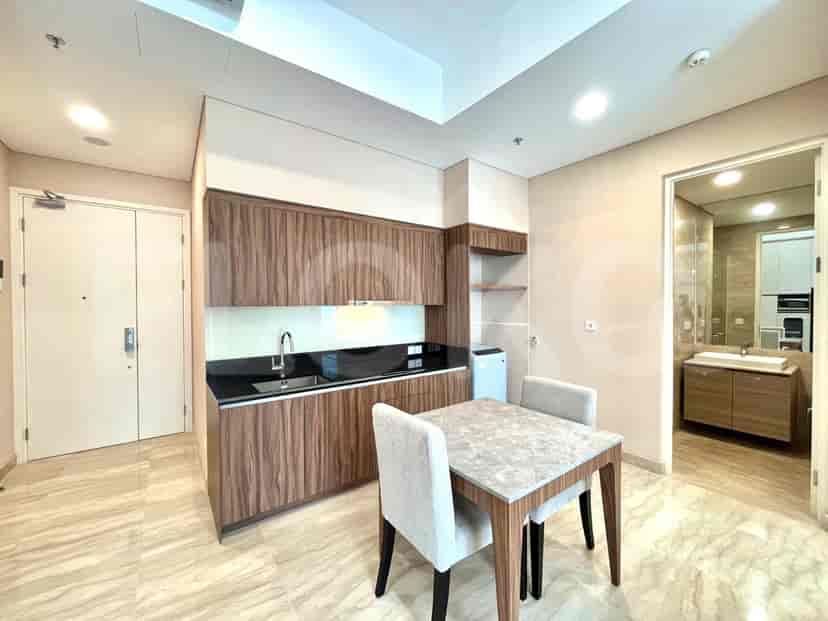 Area dapur ringkas dengan pengaturan makan.