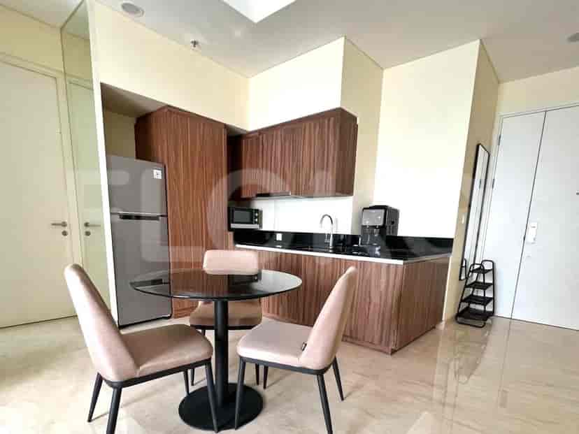 Kitchen and dining area with a round table and a compact kitchen setup.