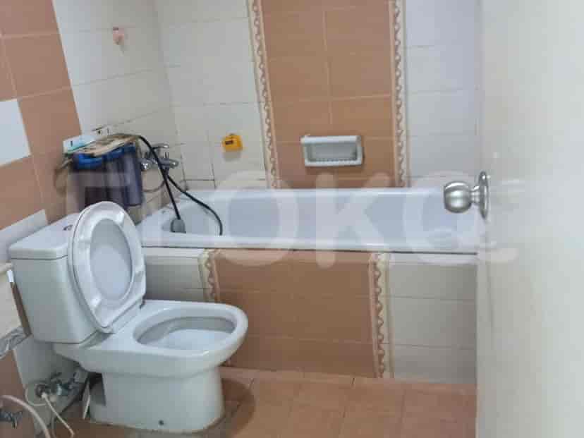 Bathroom with a bathtub, toilet, and sink.