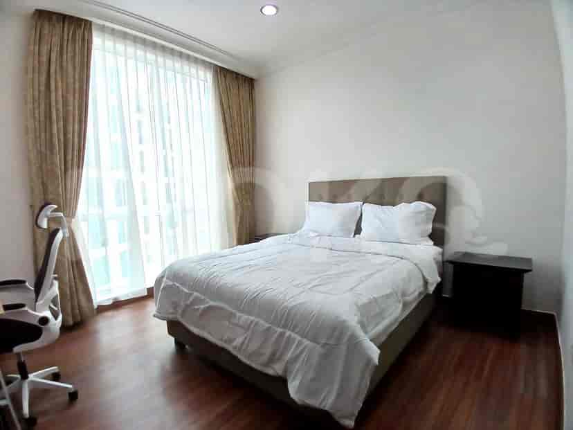 Kamar tidur dengan tempat tidur ukuran queen, linen putih, dan gorden tipis.