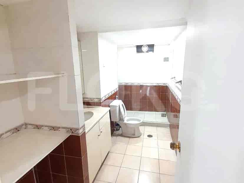 Kamar mandi dengan toilet, wastafel, dan bak mandi.