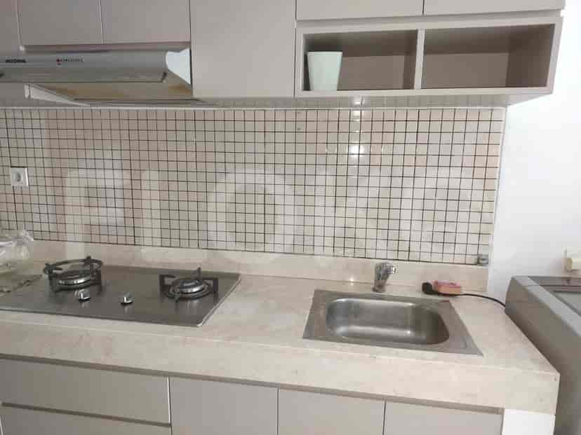 A kitchen with stove, sink, and backsplash.
