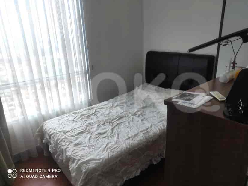 Bedroom with a bed and a drawer.