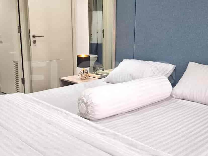 Bedroom with a bed and a minimalist design.