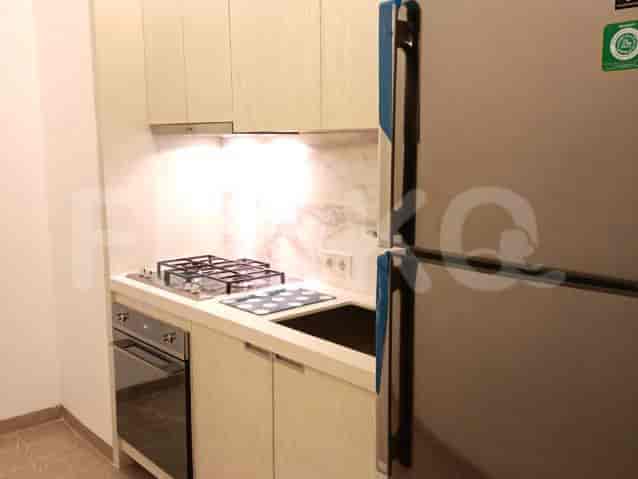 Dapur modern dengan peralatan dan lemari.