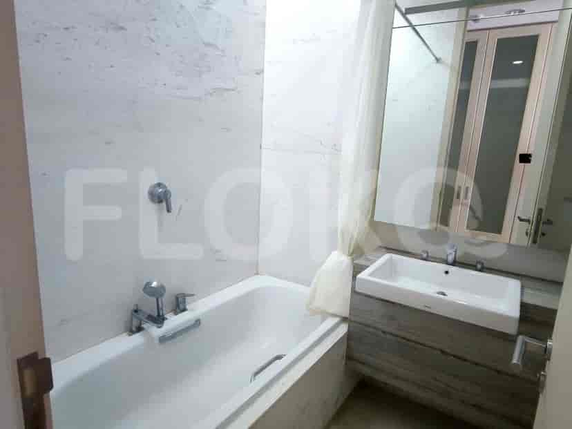 Kamar mandi modern dengan bak mandi dan wastafel.