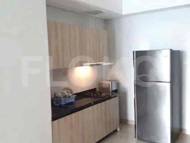 Dapur yang lengkap dengan lemari kayu dan lemari es.