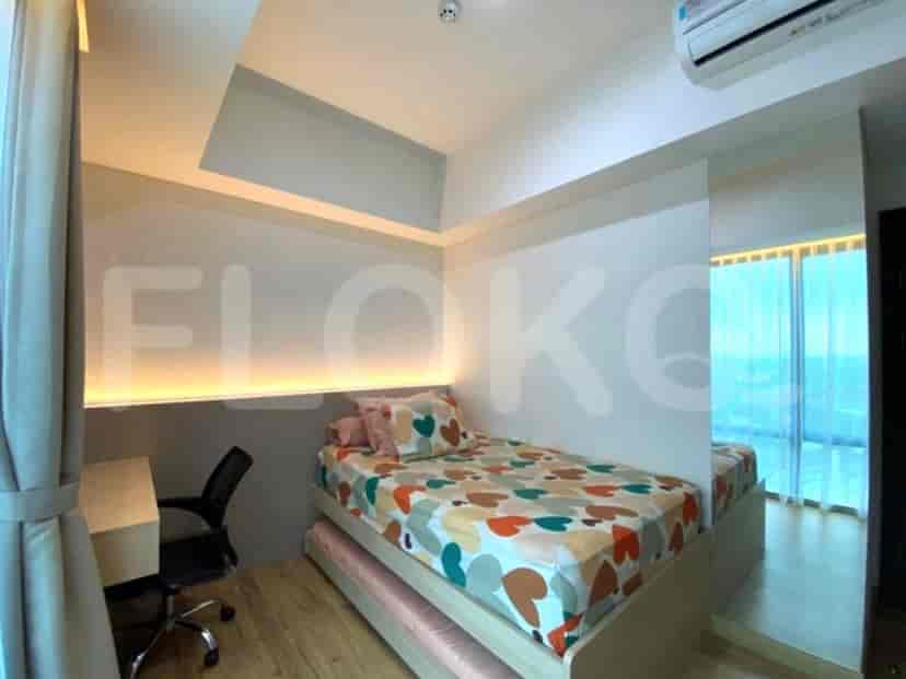 Kamar tidur dengan tempat tidur single dan meja.
