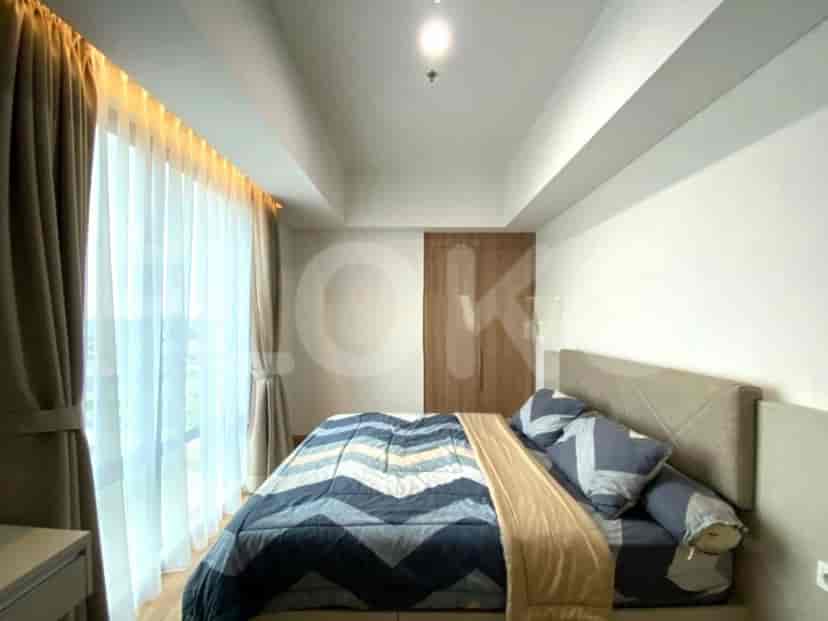 Kamar tidur yang nyaman dengan tempat tidur besar dan jendela besar.