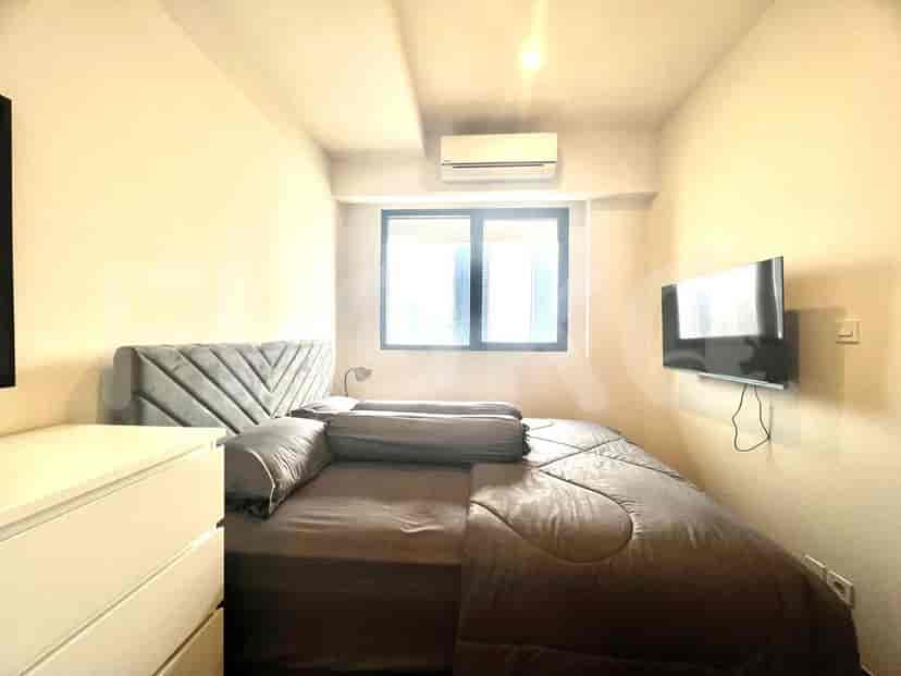 Kamar tidur dengan tempat tidur, TV, dan gaya minimalis.