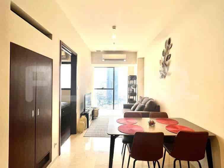 Area gabungan ruang tamu dan makan dengan meja makan, sofa, dan pemandangan gedung.